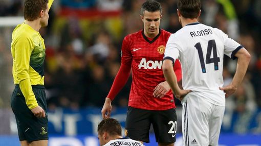 Liga mistrů: Real Madrid - Manchester United: Robin van Persie (MU) dostává kartu; rozhodčí Felix Brych