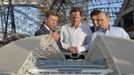 Russian President Vladimir Putin (R), British Prime Minister David Cameron (C) and Russian Deputy Prime Minister Dmitry Kozak look at a model during their visit to venues for the upcoming 2014 Winter Olympics in Sochi May 10, 2013. REUTERS/Alexei Nikolsky/RIA Novosti/Pool (RUSSIA - Tags: POLITICS SPORT OLYMPICS) ATTENTION EDITORS - THIS IMAGE HAS BEEN SUPPLIED BY A THIRD PARTY. IT IS DISTRIBUTED, EXACTLY AS RECEIVED BY REUTERS, AS A SERVICE TO CLIENTS. FOR EDITORIAL USE ONLY. NOT FOR SALE FOR MARKETING OR ADVERTISING CAMPAIGNS Published: Kvě. 10, 2013, 8:20 odp.