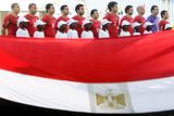 Egyptské mužstvo poslouchá národní hymnu
