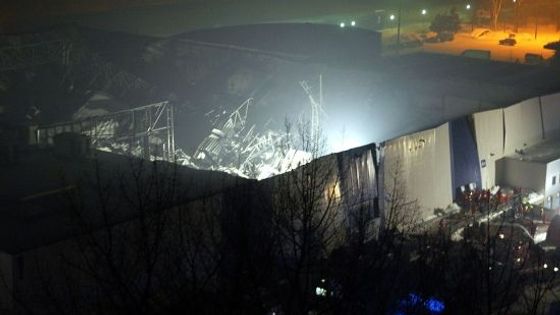 Polsko - zřícená střecha na katowickém výstavišti