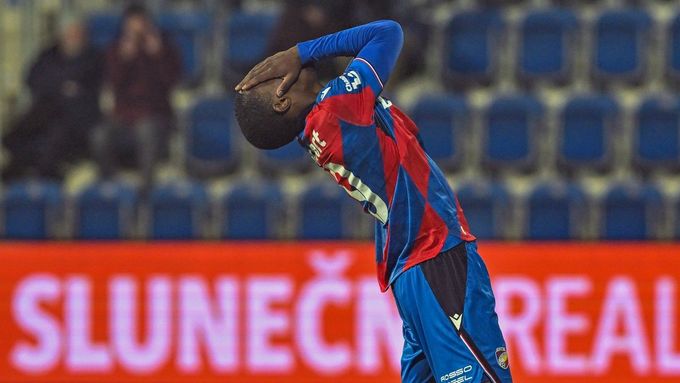 Plzeňský Cheick Souaré se chytá při utkání se Slováckem ze zoufalství za hlavu