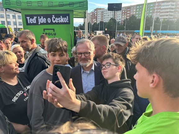 Také v Ostravě přišla za premiérem řada mladých lidí, kteří mu vyjadřovali podporu a fotili se s ním.