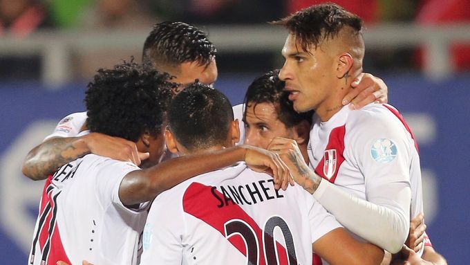 Fotbalisté Peru slaví vítězný gól v utkání s Venezuelou.