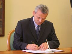 Červen 2006: Ministr obrany Karel Kühnl podepisuje první smlouvu o nákupu pandurů. Stalo se několik dní po sněmovních volbách, kdy byla vláda v demisi.