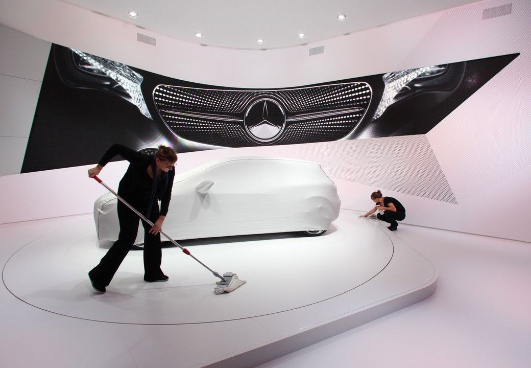 Úklid před otevřením autoshow ve Frankfurtu