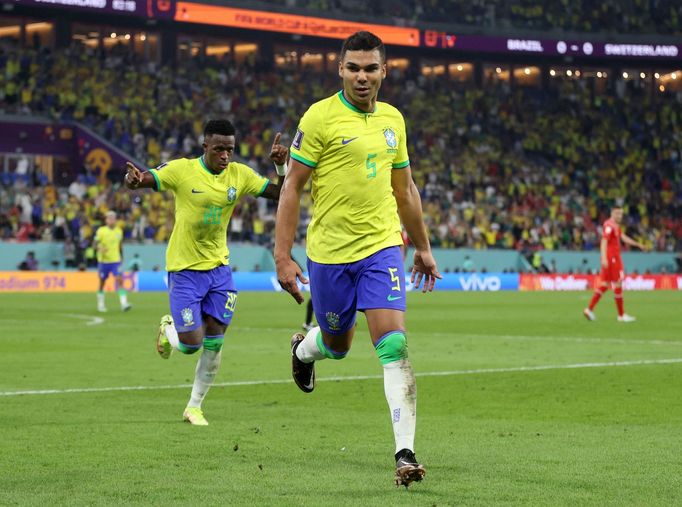 Casemiro slaví gól v zápase MS 2022 Brazílie - Švýcarsko