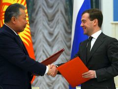 Kurmanbek Bakijev a Dmitrij Medveděv krátce po podpisu dodhody o poskytnutí ruské pomoci Kyrgyzstánu