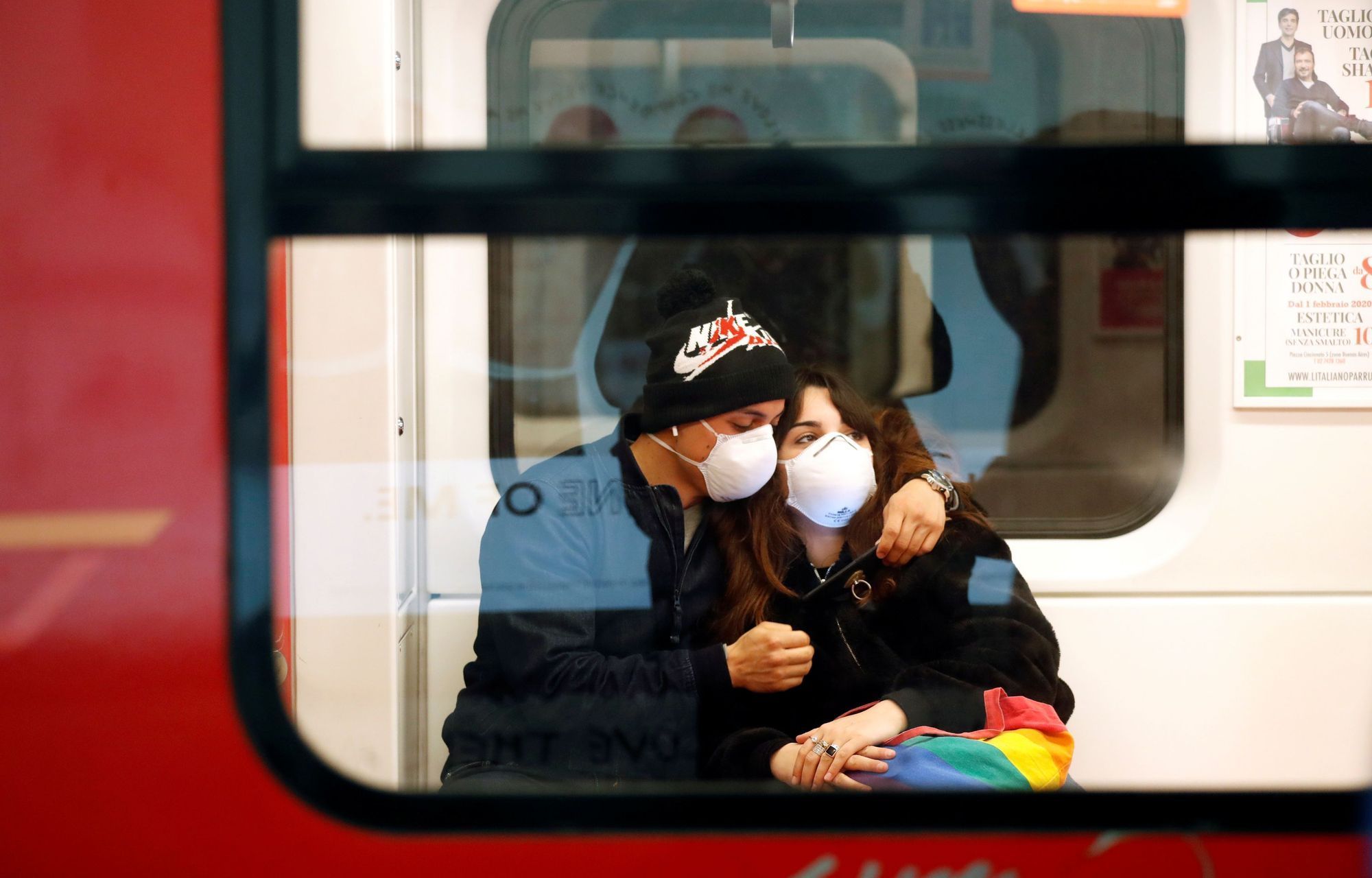 Itálie koronavirus Milán metro maska rouška