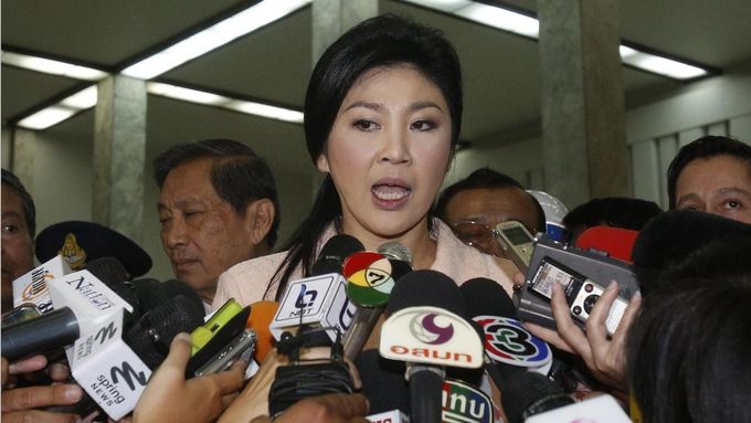 Thajská premiérka Jinglak Šinavatrová oznamuje vyhlášení výjimečného stavu.