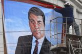 No a tak zatímco dělníci odmontovávali portrét bývalého prezidenta Turkmenbašiho...