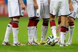Také tento fotbalový trapas se odehrál na mistrovství světa. Němci se v osmifinále s Alžírskem zkoušeli rozhodnout a odvrátit prodloužení i tímto hodně nepovedeným signálem.