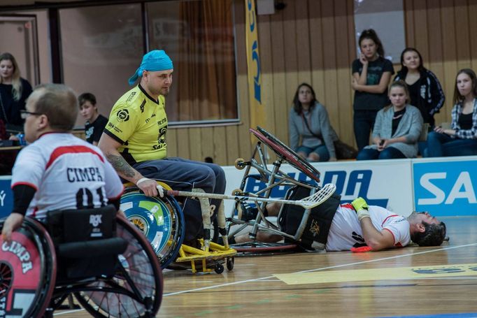 Tomáš Pek po prohraném souboji o balonek s Janem Šípem.