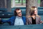 Woody Allen jako filmový kritik Allan a Diane Keatonová coby Linda, žena jeho nejlepšího přítele, ve filmu Zahraj to znovu, Same! (1972).