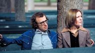 Woody Allen jako filmový kritik Allan a Diane Keatonová coby Linda, žena jeho nejlepšího přítele, ve filmu Zahraj to znovu, Same! (1972).