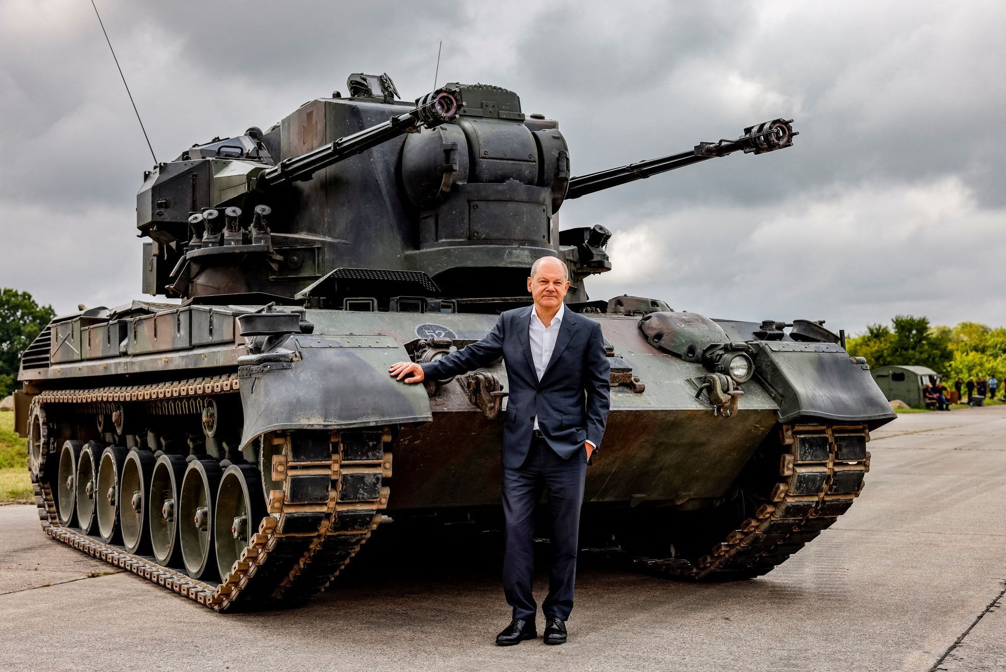 Samohybné protiletadlové kanóny Gepard a kancléř Olaf Scholz.