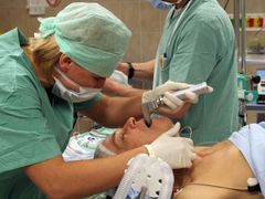20:35 Anestezioložka Olga Hynková již půl hodiny připravuje pacienta pro chirurgy; právě zavádí umělou ventilaci.