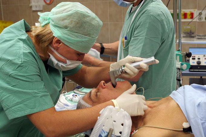 20:35 Anestezioložka Olga Hynková již půl hodiny připravuje pacienta pro chirurgy; právě zavádí umělou ventilaci.