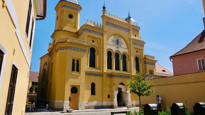 V Sudetech si koupil synagogu, druhou největší v Česku. Mění ji na centrum kultury