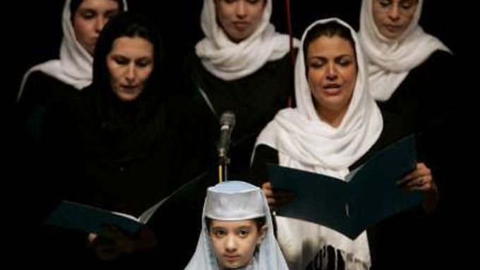 Íránský ženský pěvecký sbor. Pokrývka hlavy chybět nemůže.