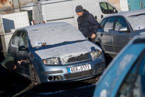 Vraky aut se prodávaly od 1500 korun. O Kiu Ceed se bojovalo víc než o Audi A8