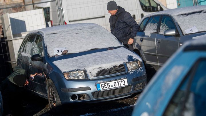 Vraky aut se prodávaly od 1500 korun. O Kiu Ceed se bojovalo víc než o Audi A8