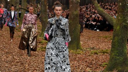 VIDEO: Chanel předváděl v lese. Modelky chodily v opravdovém mechu a listí