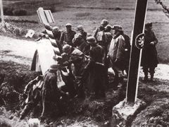 Typický obrázek ze Sudet po podpisu Mnichovské dohody 29. září 1938: Vojáci Wehrmachtu kácejí československé pohraniční sloupy