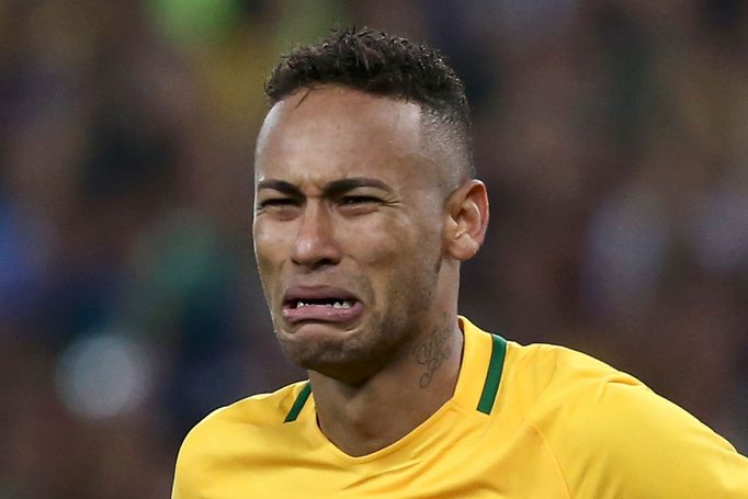 Neymar slaví brazilské fotbalové zlato na OH 2016.