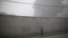 A man walks during a foggy morning in downtown Guatemala City November 11, 2012. REUTERS/Jorge Dan Lopez (GUATEMALA - Tags: SOCIETY ENVIRONMENT) Published: Lis. 11, 2012, 9:24 odp.