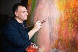 Česko-britský malíř Tibor Červeňák ve svém pražském ateliéru, ve kterém maluje v posledních dvou letech. Předtím tento umělec, narozený v roce 1977, působil řadu let ve Velké Británii a v Severním Irsku. Na snímku pracuje na obraze nazvaném Zrození.