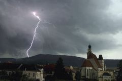 Meteorologové opět varují před silnými bouřkami