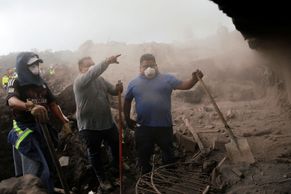 Foto: Zoufalé pátrání po příbuzných. Výbuch sopky pohřbil přes sto lidí, místní hledají jen ostatky