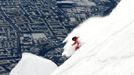 Swedish freeride skier Jon Oerarbaeck speeds down in deep powder snow during a freeride skiing tour on Seegrube mountain in Innsbruck January 19, 2013. Backcountry or freeride skiers ski away from marked slopes with no set course or goals, in untamed snow, generally in remote mountainous areas. Picture taken January 19, 2013. REUTERS/ Dominic Ebenbichler (AUSTRIA - Tags: SPORT SKIING SOCIETY) Published: Led. 21, 2013, 10:19 dop.