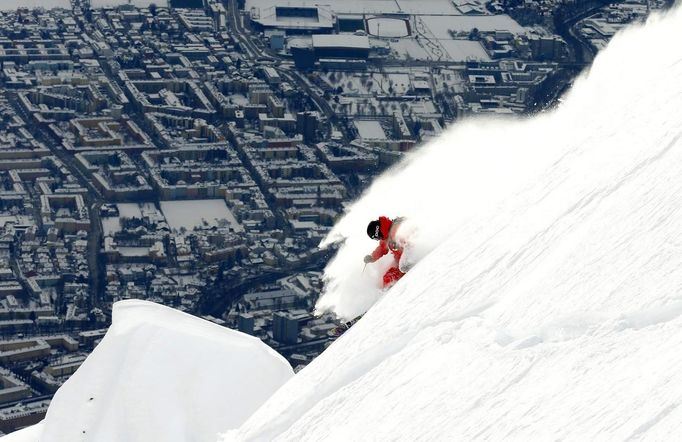 Swedish freeride skier Jon Oerarbaeck speeds down in deep powder snow during a freeride skiing tour on Seegrube mountain in Innsbruck January 19, 2013. Backcountry or freeride skiers ski away from marked slopes with no set course or goals, in untamed snow, generally in remote mountainous areas. Picture taken January 19, 2013. REUTERS/ Dominic Ebenbichler (AUSTRIA - Tags: SPORT SKIING SOCIETY) Published: Led. 21, 2013, 10:19 dop.