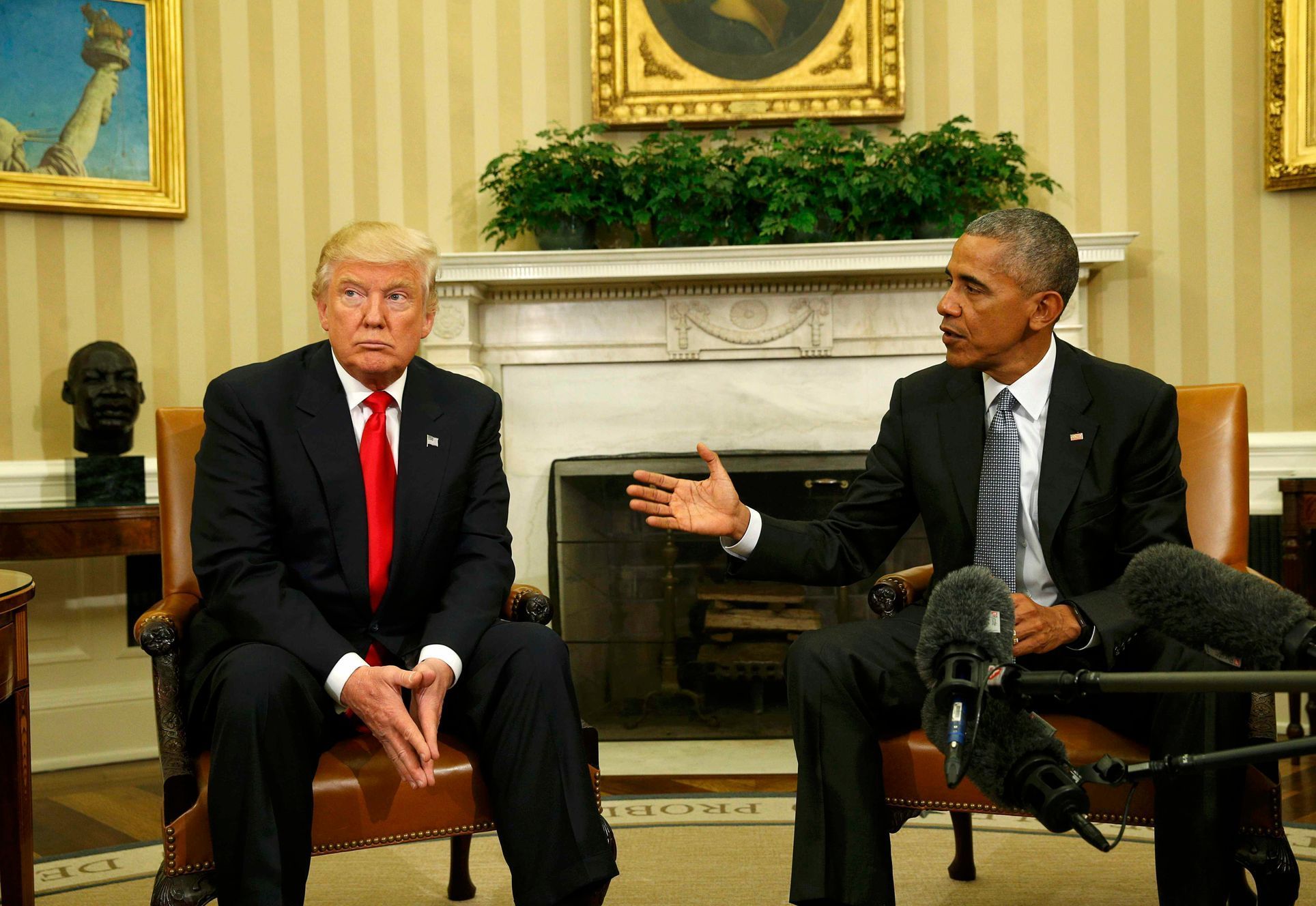 Donald Trump a Barack Obama v Bílém domě.