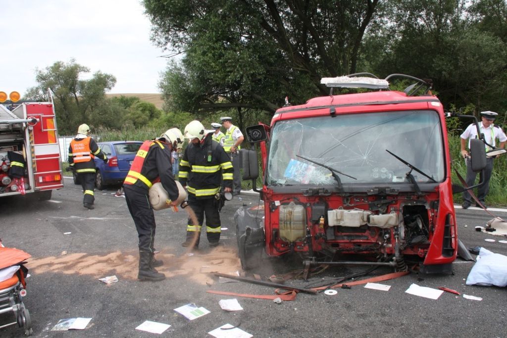 Nehoda autobusu, kamionu a osobního auta