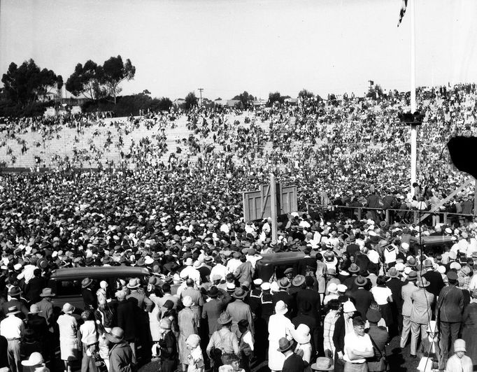 Davy lidí, kteří zaplnili stadion, aby přivítali Charlese A. Lindbergha doma čtyři měsíce po jeho sólovém letu bez mezipřistání přes Atlantik.