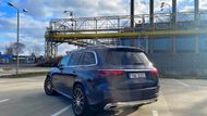 GLS je největší SUV, které Mercedes-Benz na českém trhu nabízí, na délku měří 5,2 metru, tedy i víc než například Volkswagen Multivan.