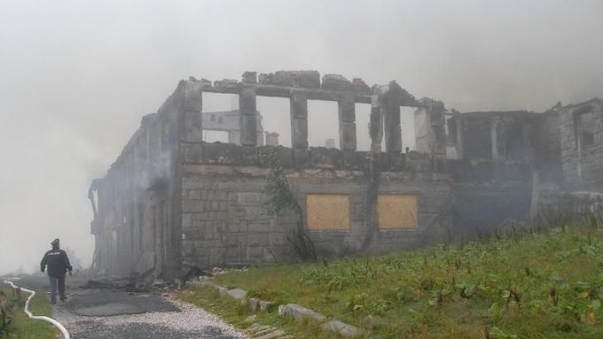 Petrova bouda shořela 1. srpna.