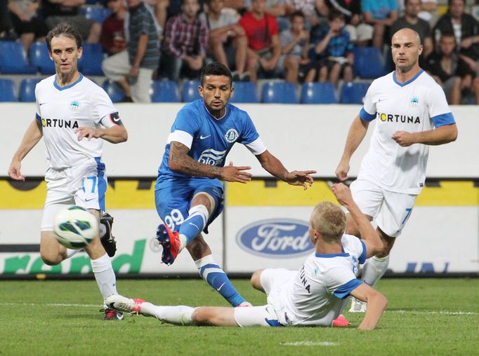 Fotbalisté Tomáš Janů (vlevo), Sergej Ljulka (na zemi) a Jan Nezmar ze Slovanu Liberec se snaží bránit Matheuse v utkání Evropské ligy s Dněprem Dněpropetrovsk.