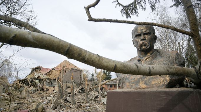 Následky ruského ostřelování. Na snímku je vidět zničené komunitní centrum ve vesnici Byšiv v kyjevské oblasti Ukrajiny.  4. 3. 2022