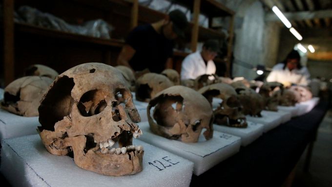 Lebky starověkých Aztéků nalezené v Mexiku.