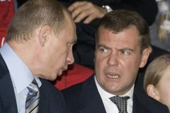Experti: Putin a Medveděv si rozdělili trhy se zbraněmi