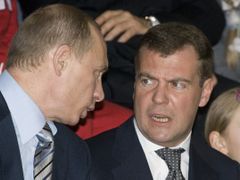 Nerozlučná dvojka. Nynější prezident a budoucí premiér Vladimir Putin s dosavadním prvním vicepremiérem a příští hlavou státu Dmitrijem Medveděvem