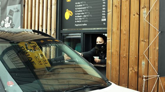 Na pivo autem? Pražský drive-in prodává do vozu čepované, hotovky i pečivo bez chemie