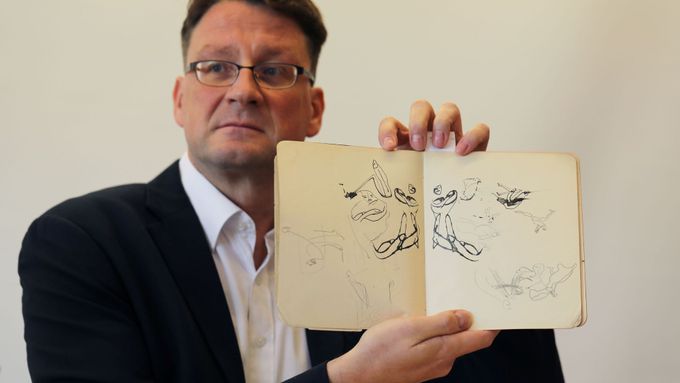 Kurátor izraelské knihovny Stefan Litt ukazuje Kafkovu kresbu nalezenou v sejfu.