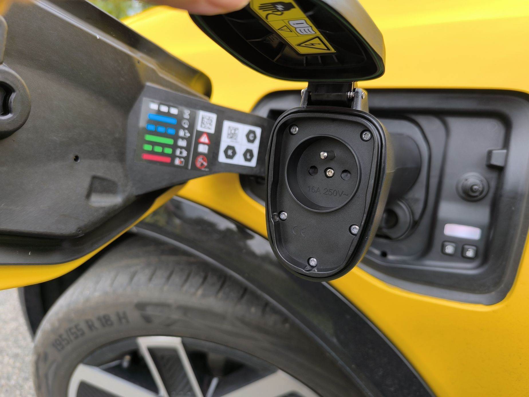 Renault 5 a Škoda Elroq dobíjení auta autem