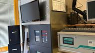 Jedinečný proces dezinfekce je složitý a pečlivě kontrolovaný. Teprve až speciální plynový chromatograf potvrdí, že archiválie jsou nezávadné, mohou být zařazeny do fondu.