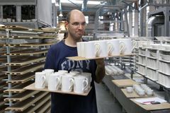 Karlovarský porcelán vyplatil polovinu mezd za říjen