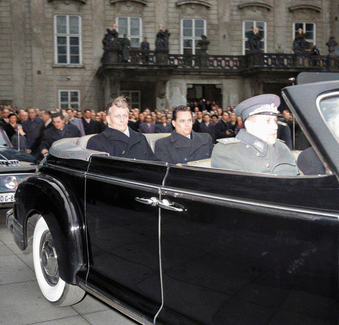 Prezident ČSSR Antonín Novotný (v automobilu první zleva) krátce po svém zvolení odjíždí z III. nádvoří Pražského hradu. 19. listopadu 1957. Kolorovaný snímek.